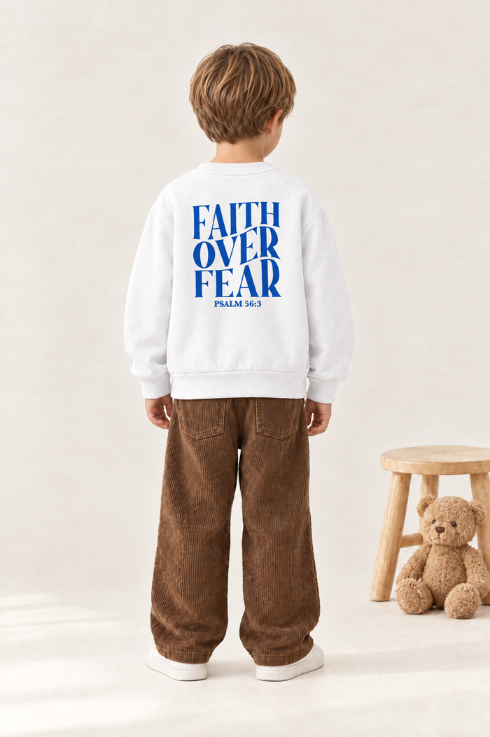 Kind von hinten im Kinder-Sweater Faith over Fear in Weiß