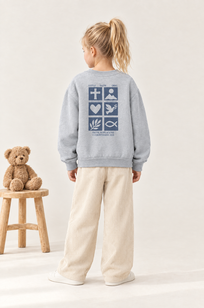 Kind von hinten im Kinder-Sweater Faith, Hope & Love in Grau meliert
