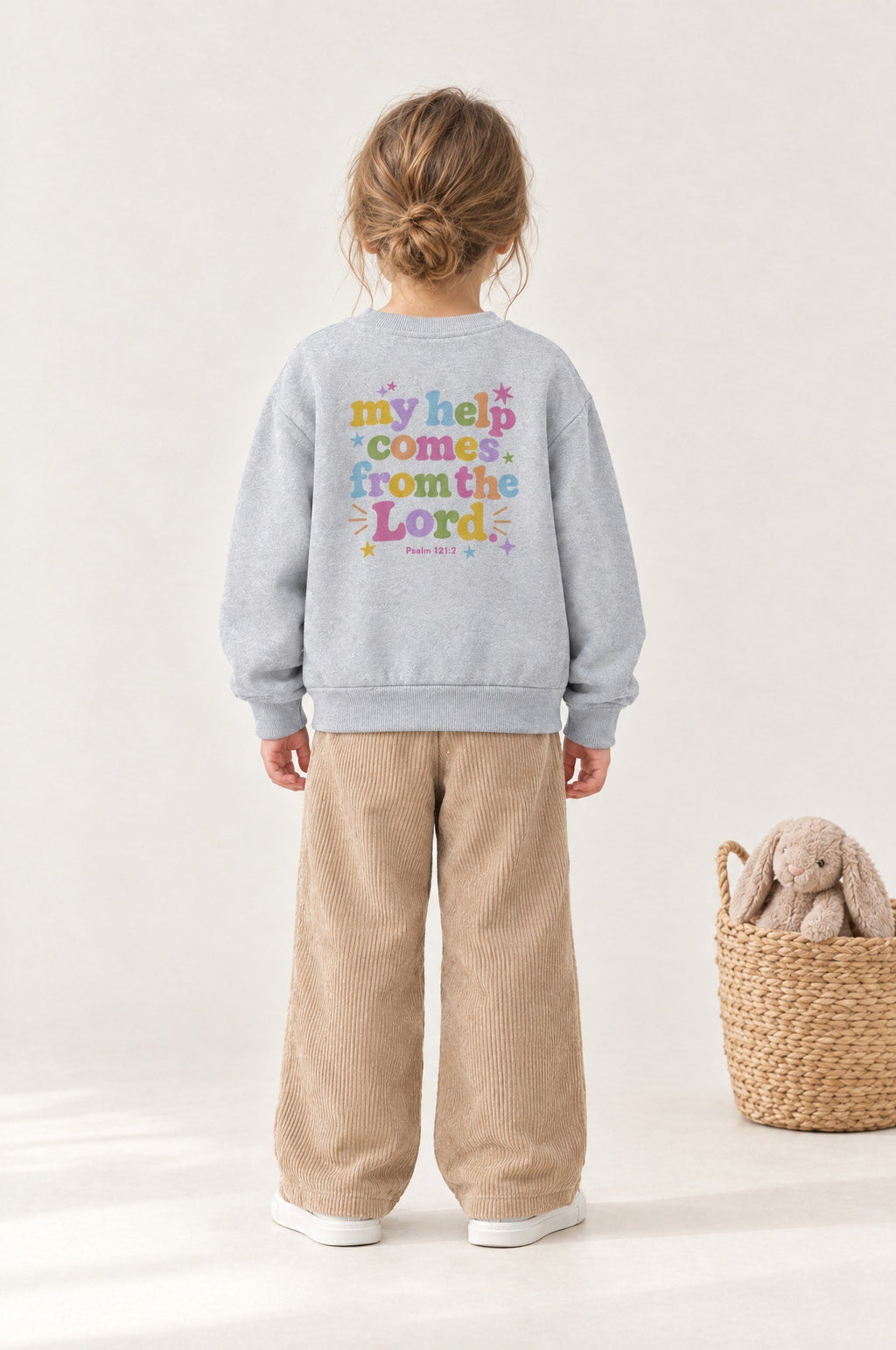 Kind von hinten im Kinder-Sweater „My help comes from the Lord“ in Grau meliert