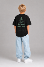 Not Alone. Never Alone. Kinder-T-Shirt mit Rückenprint, getragen