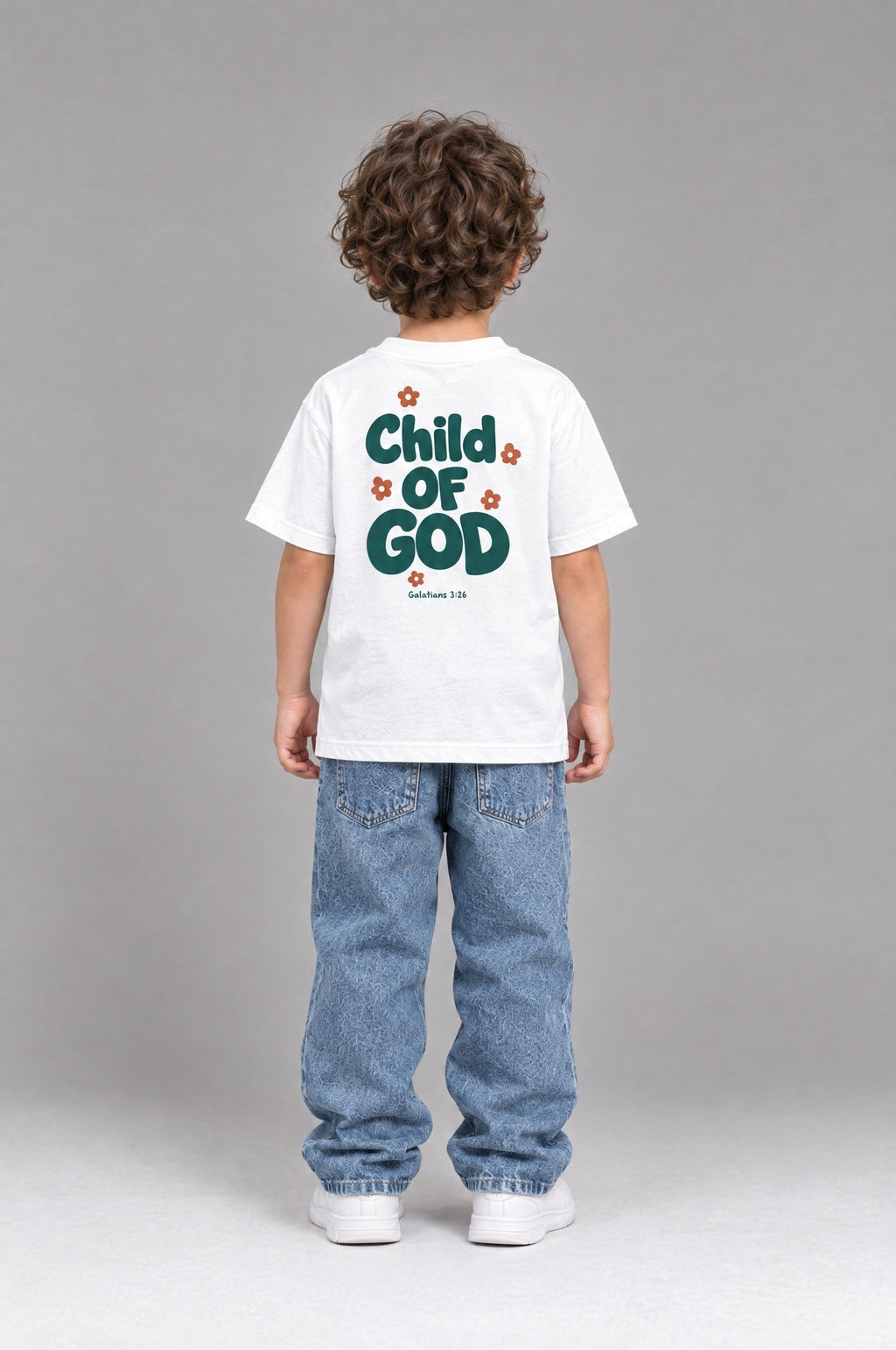 Kind trägt das weiße Kinder T-Shirt „Child of God“ mit grünem Druck von Little Faith