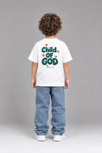 Kind trägt das weiße Kinder T-Shirt „Child of God“ mit grünem Druck von Little Faith