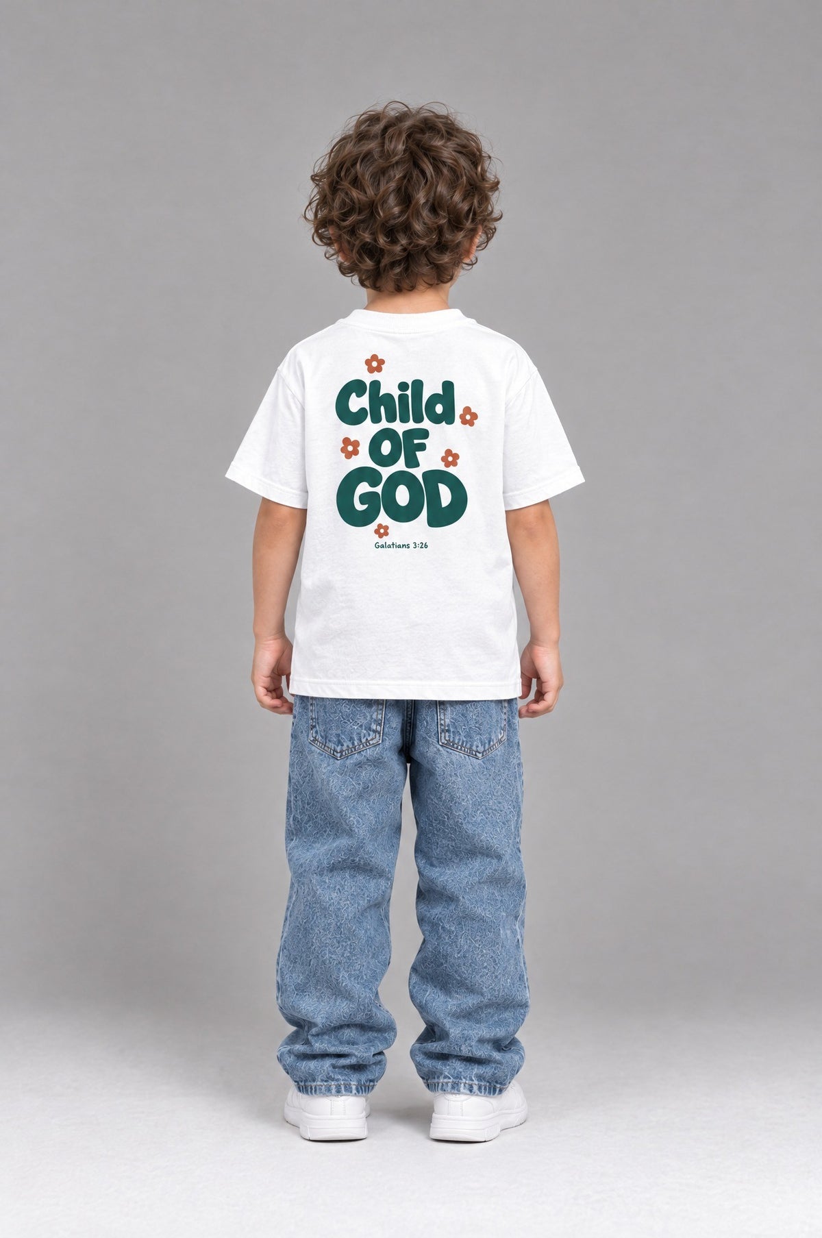 Kind trägt das weiße Kinder T-Shirt „Child of God“ mit grünem Druck von Little Faith