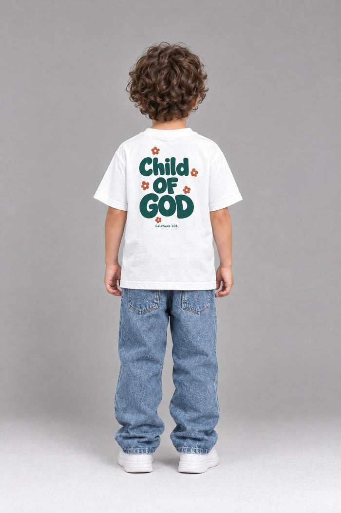 Kind trägt das weiße Kinder T-Shirt „Child of God“ mit grünem Druck von Little Faith