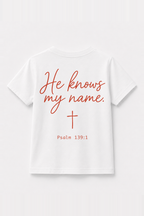 He knows my name Kinder-T-Shirt Weiß, Rückenprint