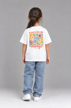 Kind trägt das weiße Kinder T-Shirt „Rejoice in the Lord always“ von Little Faith