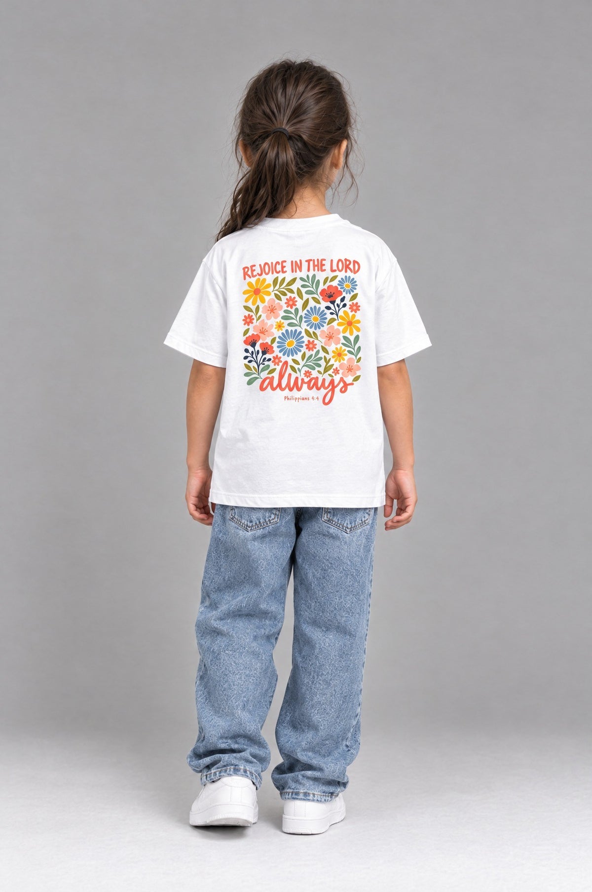 Kind trägt das weiße Kinder T-Shirt „Rejoice in the Lord always“ von Little Faith