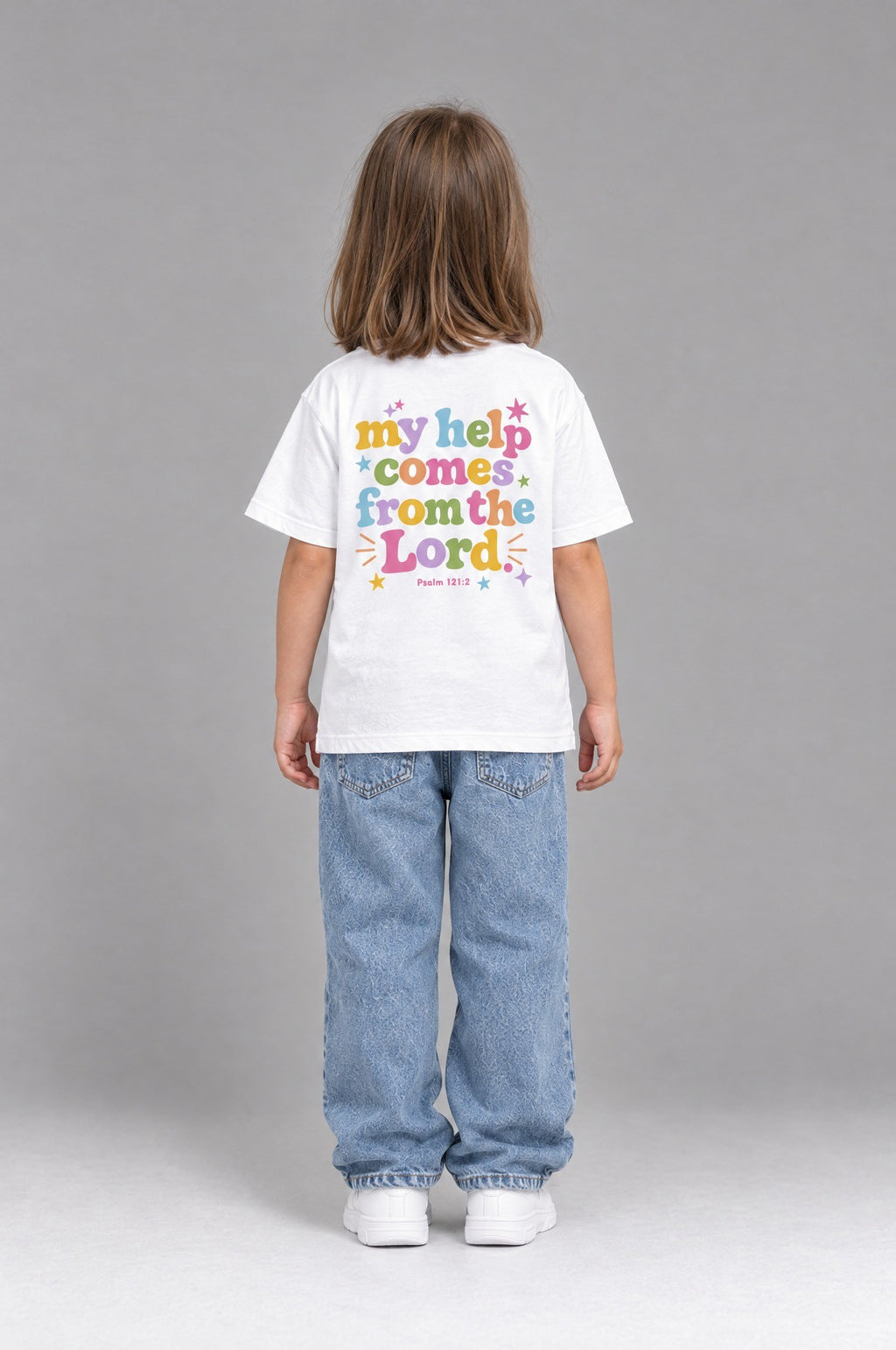 Kind trägt das weiße Kinder T-Shirt „My help comes from the Lord“ von Little Faith