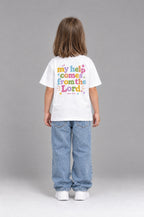 Kind trägt das weiße Kinder T-Shirt „My help comes from the Lord“ von Little Faith