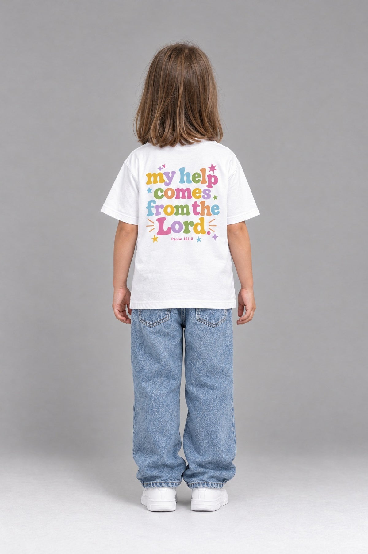 Kind trägt das weiße Kinder T-Shirt „My help comes from the Lord“ von Little Faith