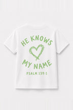 Kinder T-Shirt „He knows my name (Heart)“ in Weiß