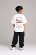 Saved by Grace Kinder-T-Shirt mit Rückenprint, getragen