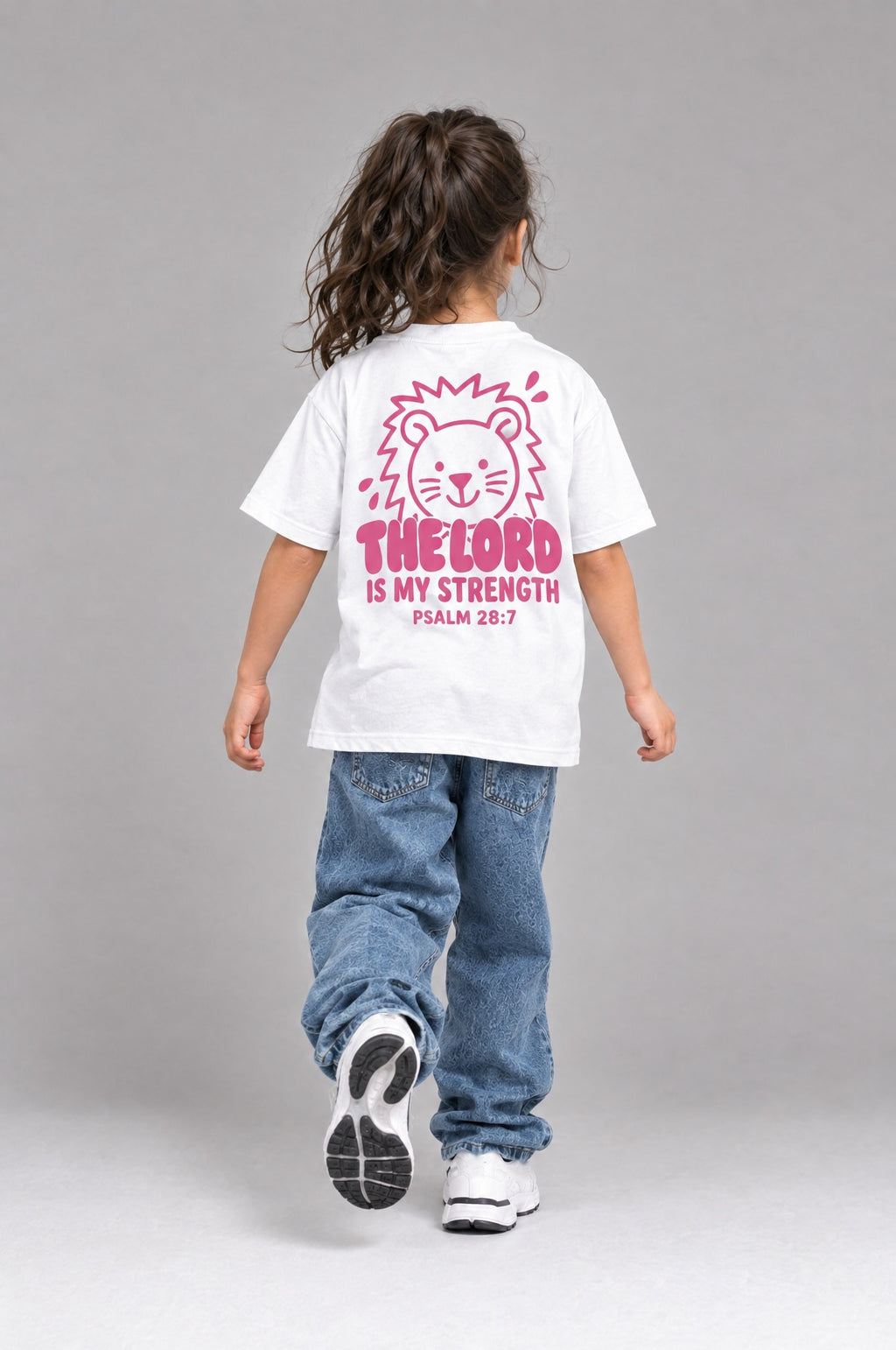 Kind trägt das weiße Kinder T-Shirt „The Lord is my strength“ von Little Faith