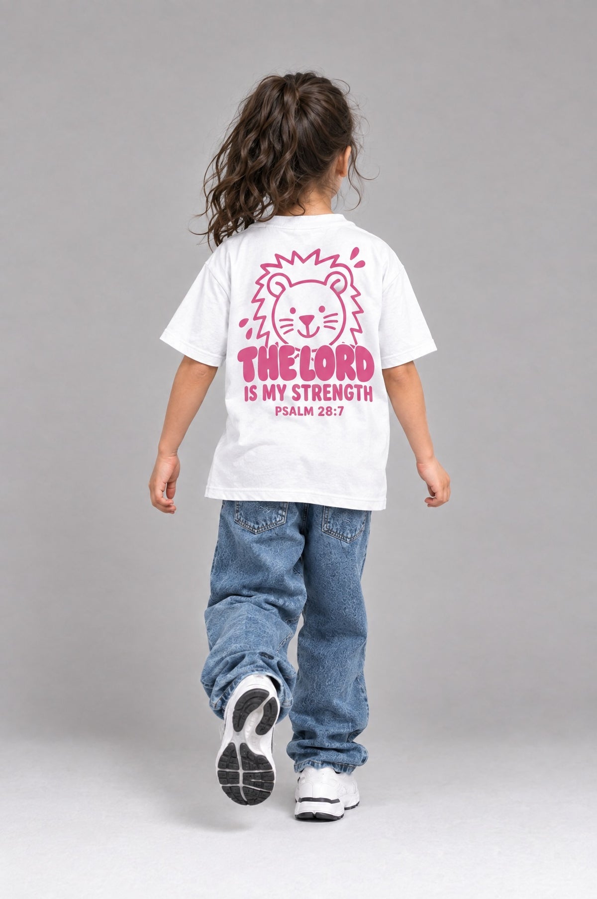 Kind trägt das weiße Kinder T-Shirt „The Lord is my strength“ von Little Faith