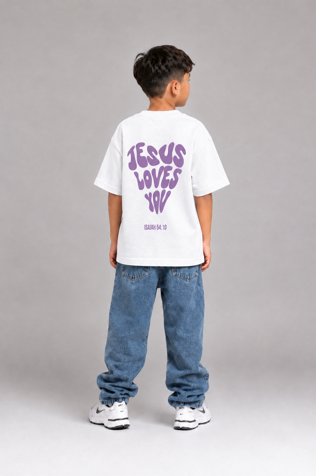 Jesus loves you Kinder-T-Shirt mit Rückenprint, getragen