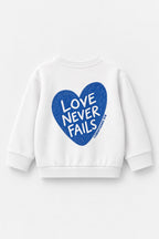 Kinder-Sweater „Love never fails (Herz)“ in Weiß