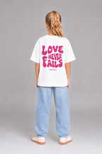 Love never fails Kinder-T-Shirt mit Rückenprint, getragen