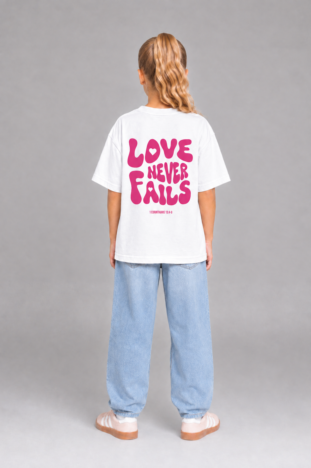 Love never fails Kinder-T-Shirt mit Rückenprint, getragen