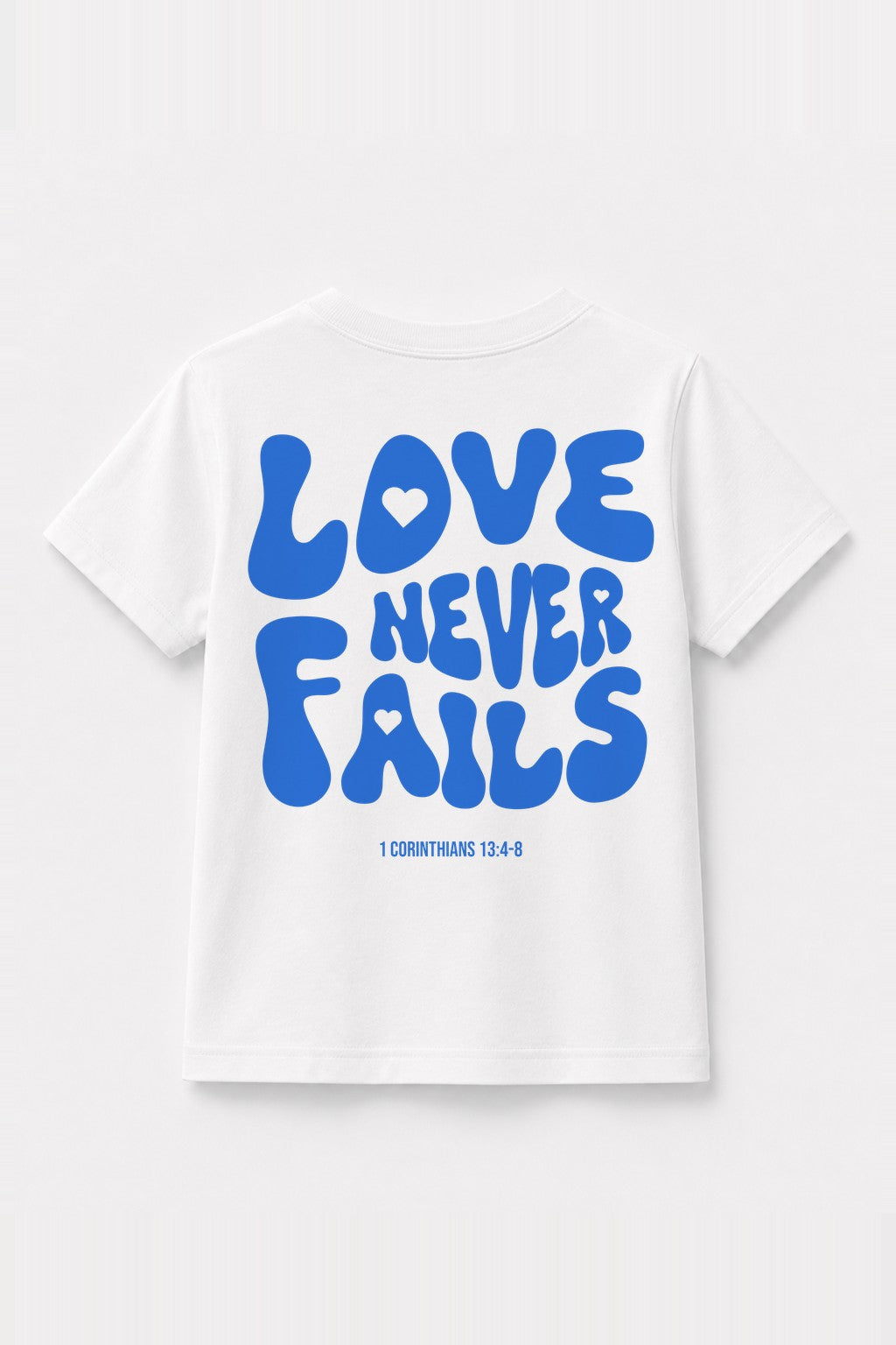 Kinder T-Shirt „Love never fails“ mit blauem Druck in Weiß
