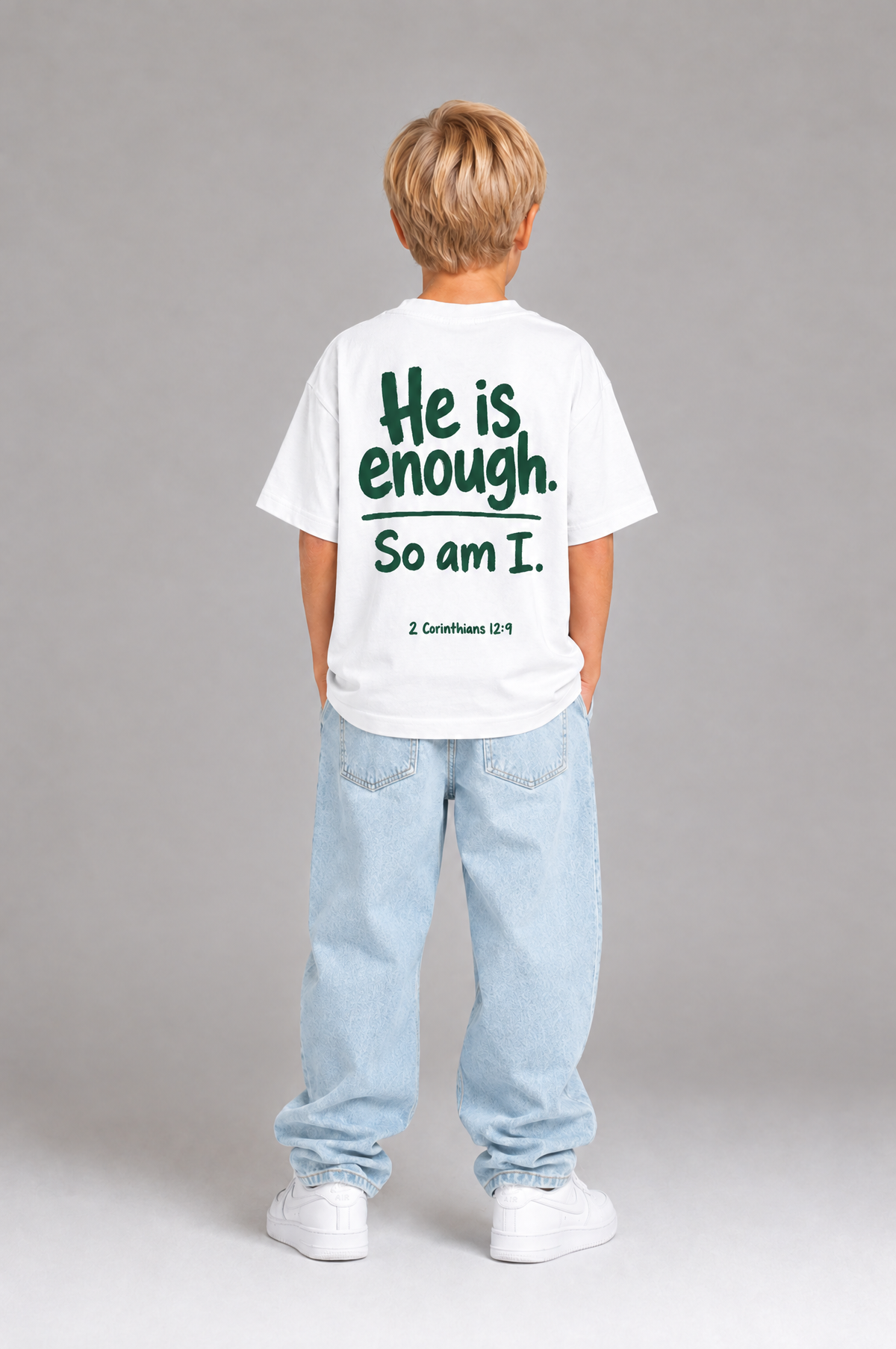 He is enough. So am I. Kinder-T-Shirt mit Rückenprint, getragen