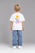 Kind trägt das weiße Kinder T-Shirt „Do not be afraid“ von Little Faith