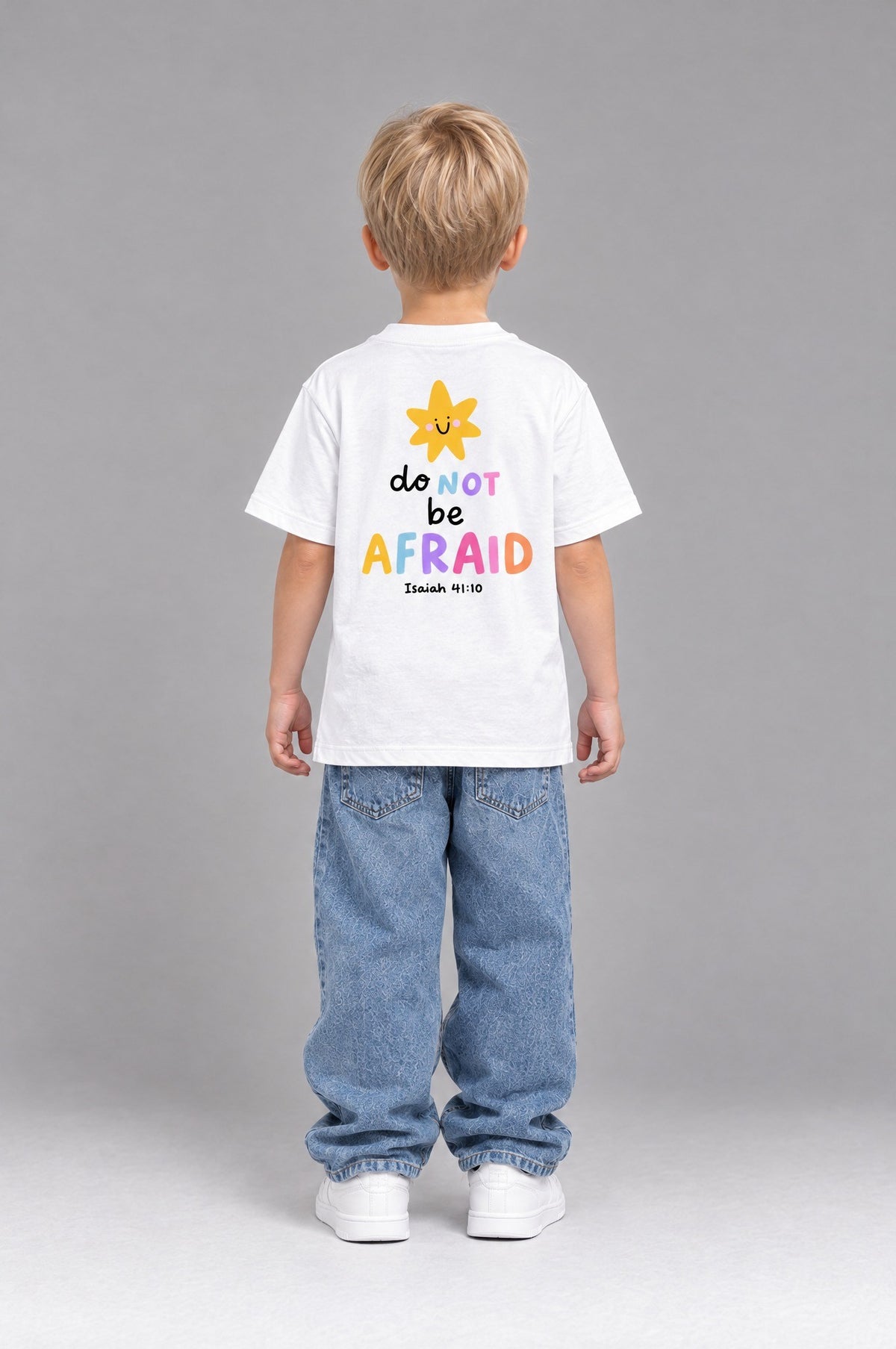 Kind trägt das weiße Kinder T-Shirt „Do not be afraid“ von Little Faith