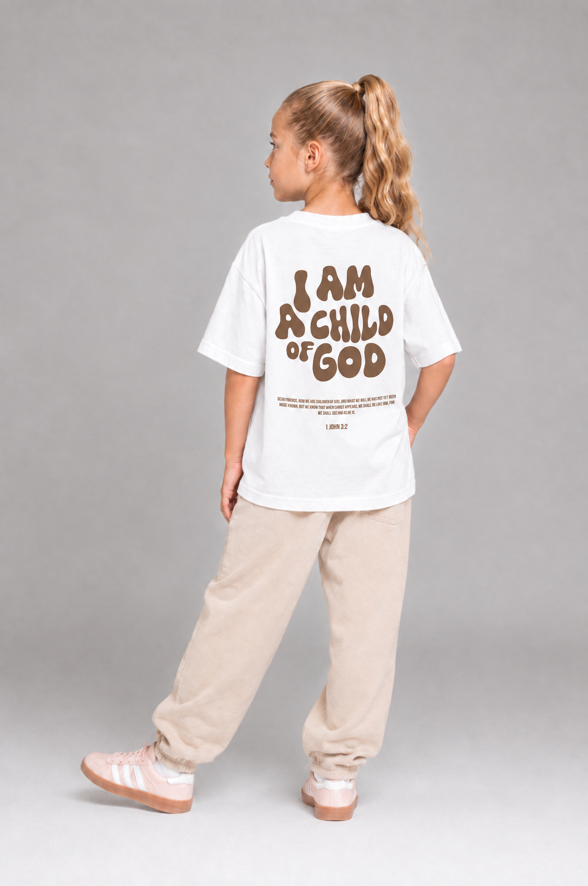 Child of God Kinder-T-Shirt mit Rückenprint, getragen