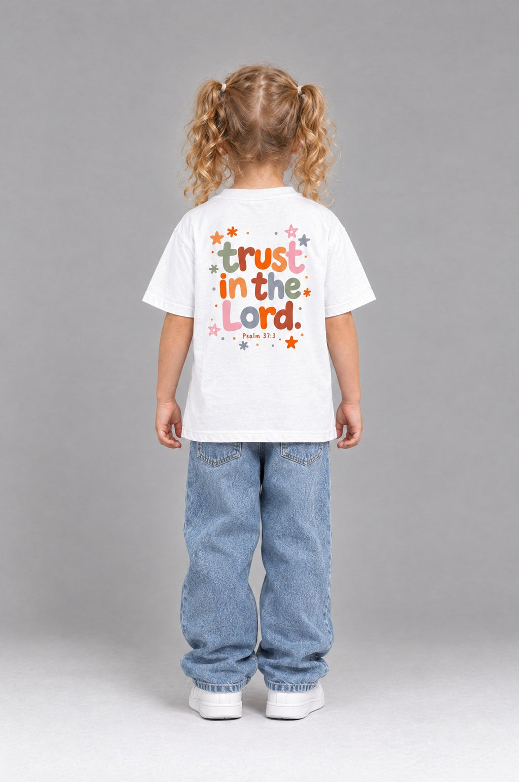 Kind trägt das weiße Kinder T-Shirt „Trust in the Lord“ von Little Faith