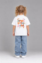 Kind trägt das weiße Kinder T-Shirt „Trust in the Lord“ von Little Faith