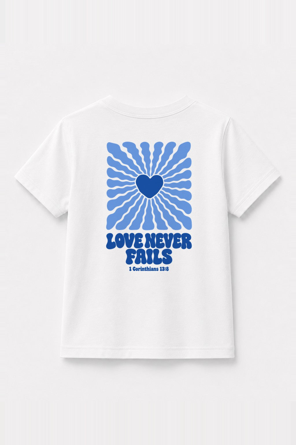 Kinder T-Shirt „Love never fails (Strahlen)“ mit blauem Druck in Weiß