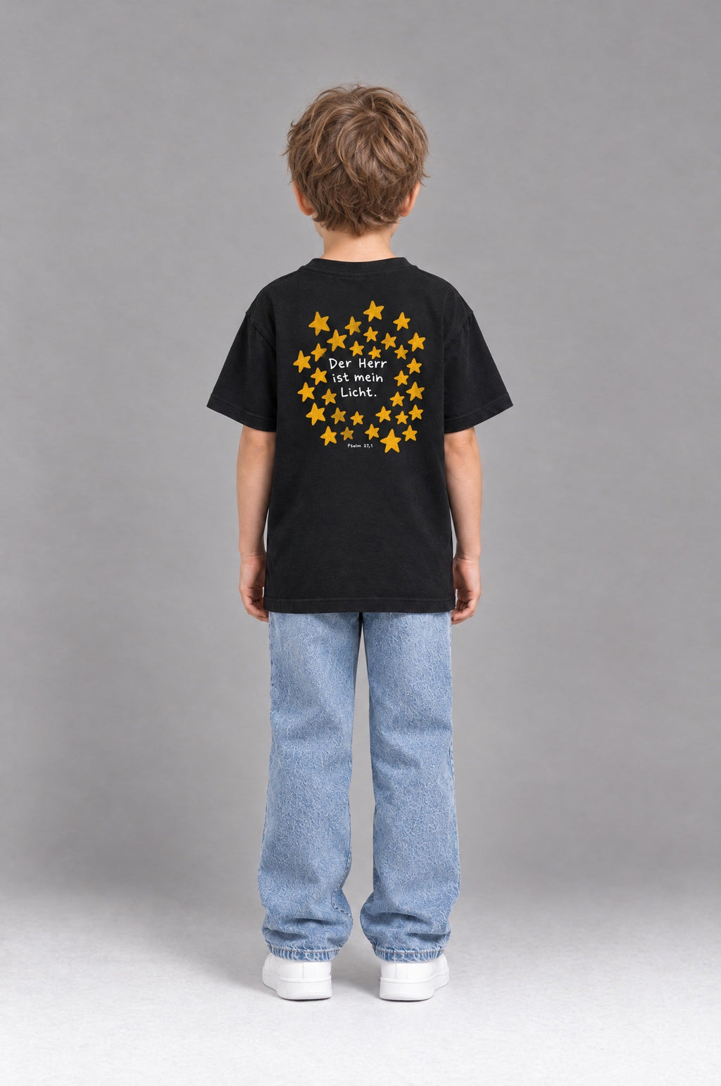 Kind trägt das schwarze Kinder T-Shirt „Der Herr ist mein Licht“ von Little Faith