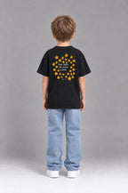 Kind trägt das schwarze Kinder T-Shirt „Der Herr ist mein Licht“ von Little Faith