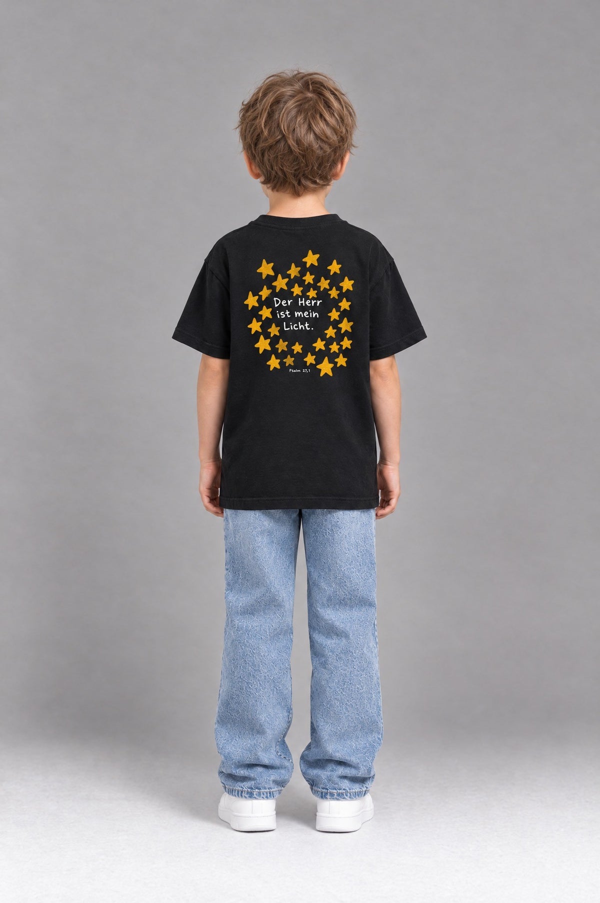 Kind trägt das schwarze Kinder T-Shirt „Der Herr ist mein Licht“ von Little Faith