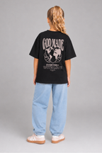 God made Kinder-T-Shirt mit Rückenprint, getragen