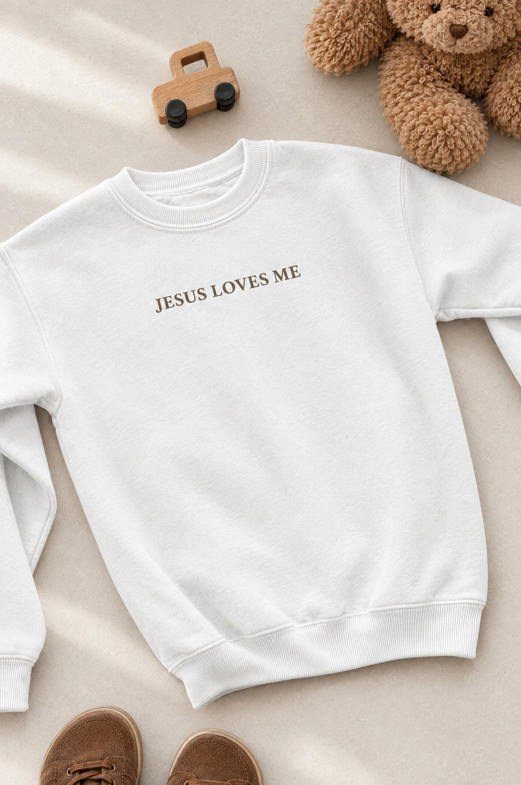 Kinder-Sweater „Jesus loves me“ in Weiß, flach hingelegt