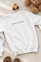 Kinder-Sweater „Jesus loves me“ in Weiß, flach hingelegt