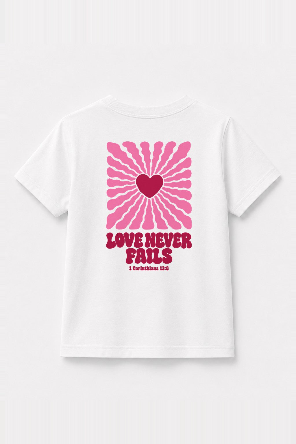 Kinder T-Shirt „Love never fails (Strahlen)“ in Weiß