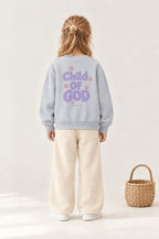 Kind von hinten im Kinder-Sweater „Child of God (Lila)“ in Grau meliert