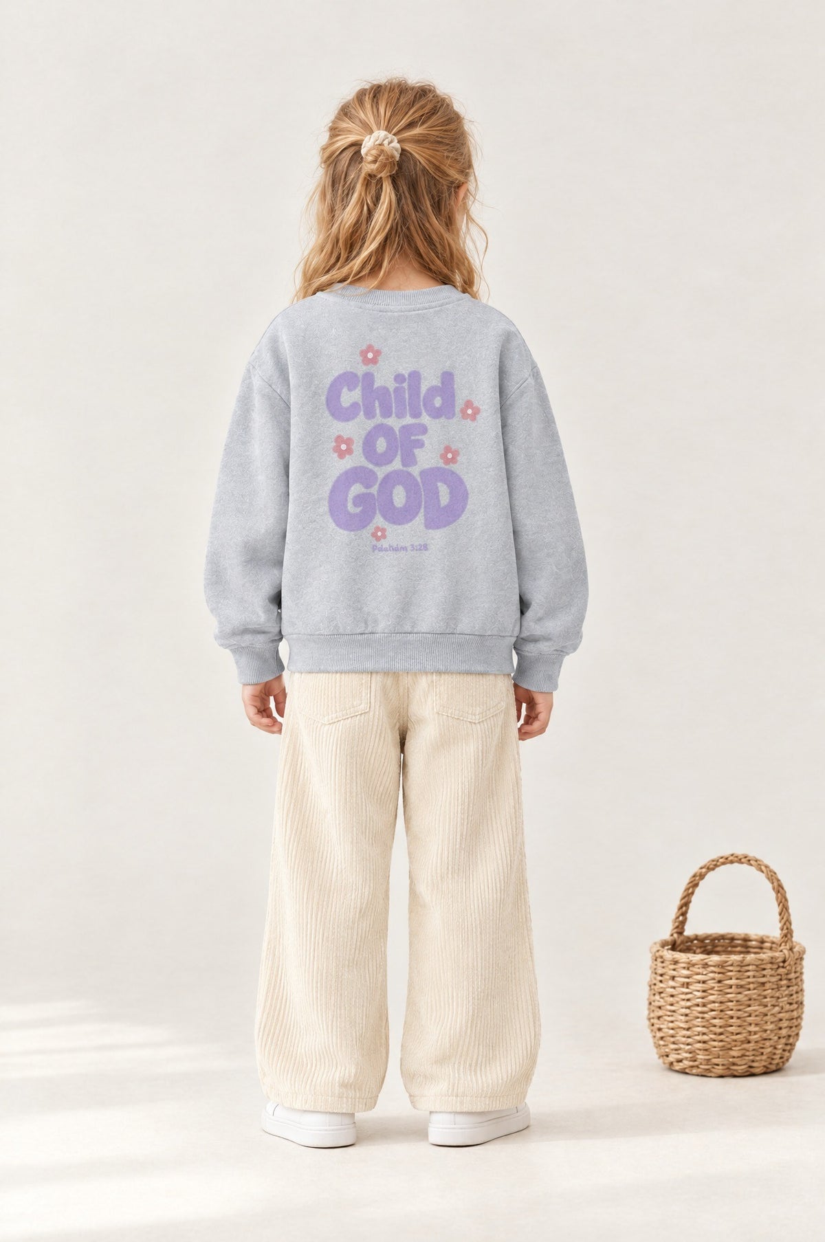 Kind von hinten im Kinder-Sweater „Child of God (Lila)“ in Grau meliert