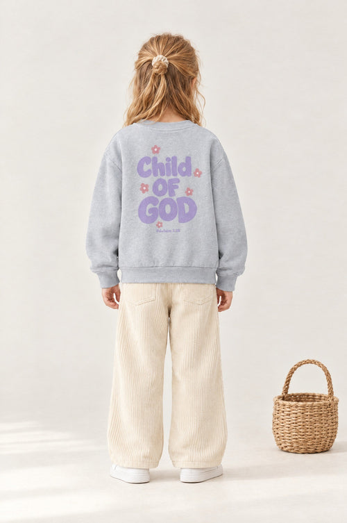Kind von hinten im Kinder-Sweater „Child of God (Lila)“ in Grau meliert