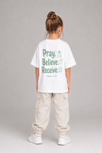 Pray. Believe. Receive. Kinder-T-Shirt mit Rückenprint, getragen