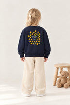 Kind von hinten im Kinder-Sweater „Der Herr ist mein Licht“ in Navy