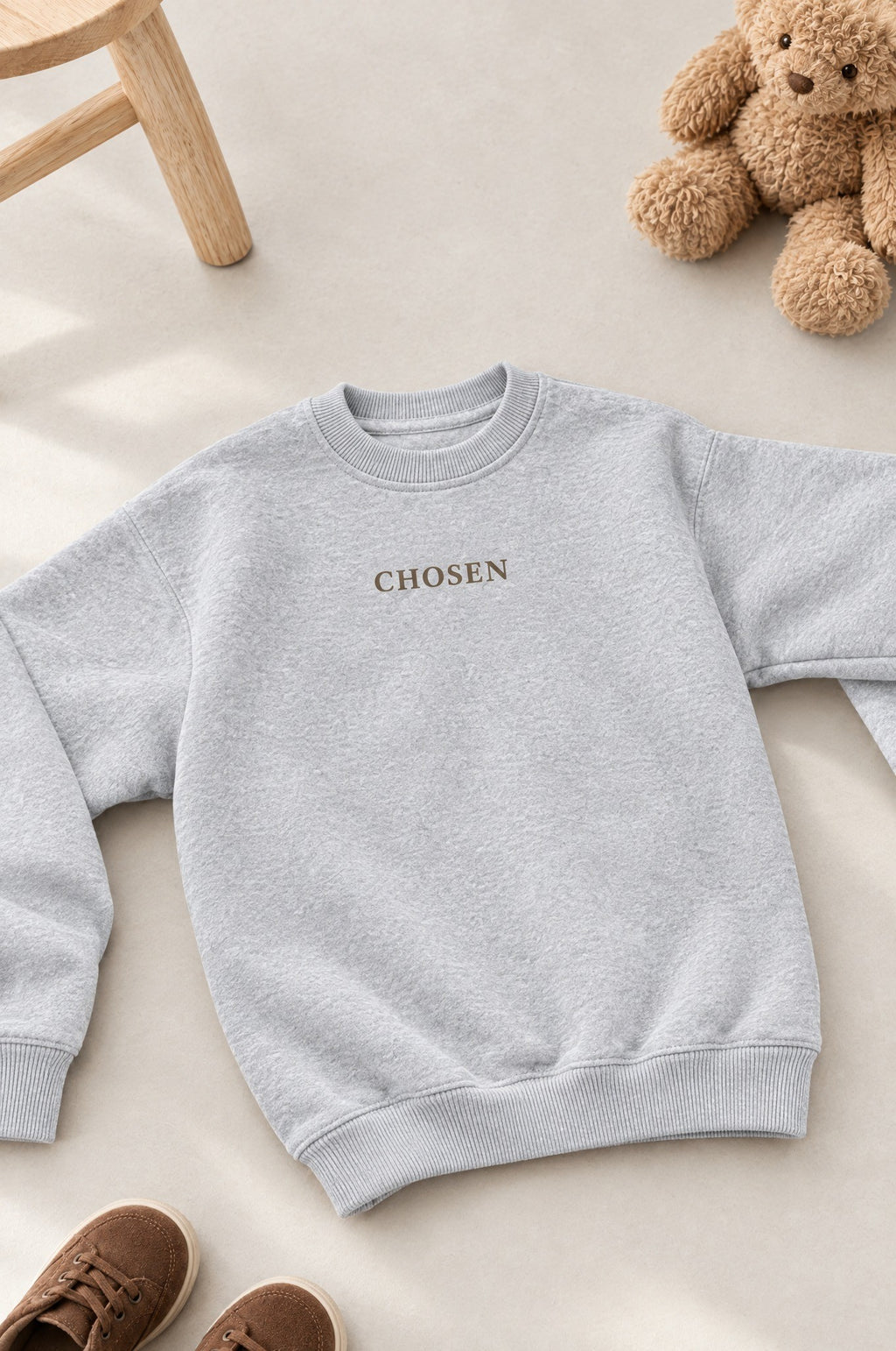 Kinder-Sweater „Chosen (Classic)“ in Grau meliert, flach hingelegt