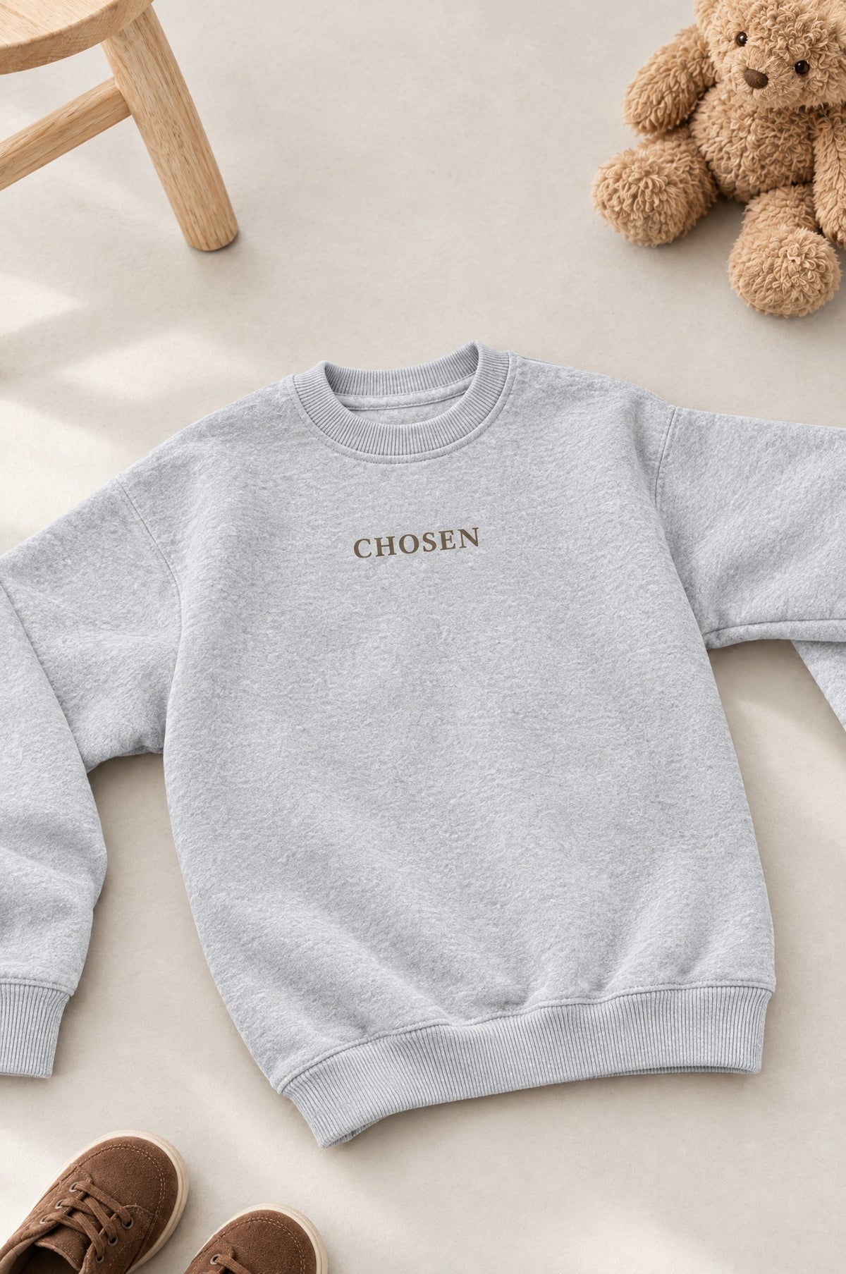 Kinder-Sweater „Chosen (Classic)“ in Grau meliert, flach hingelegt
