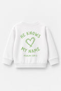 He knows my name (Heart) Kinder-Sweater in Weiß