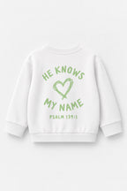 He knows my name (Heart) Kinder-Sweater in Weiß
