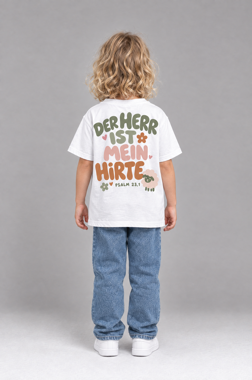 Kind trägt das weiße Kinder T-Shirt „Der Herr ist mein Hirte“ von Little Faith