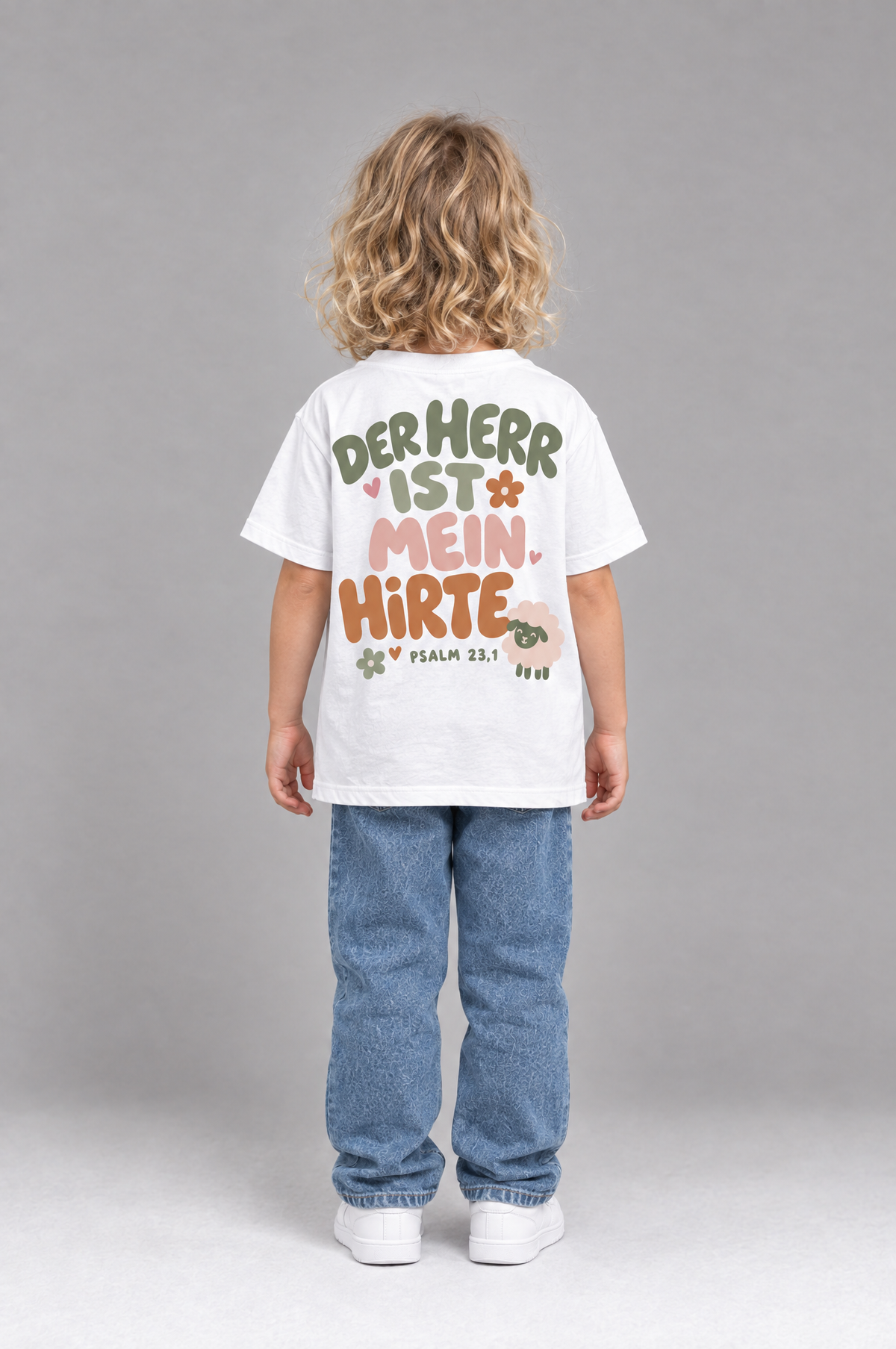 Kind trägt das weiße Kinder T-Shirt „Der Herr ist mein Hirte“ von Little Faith