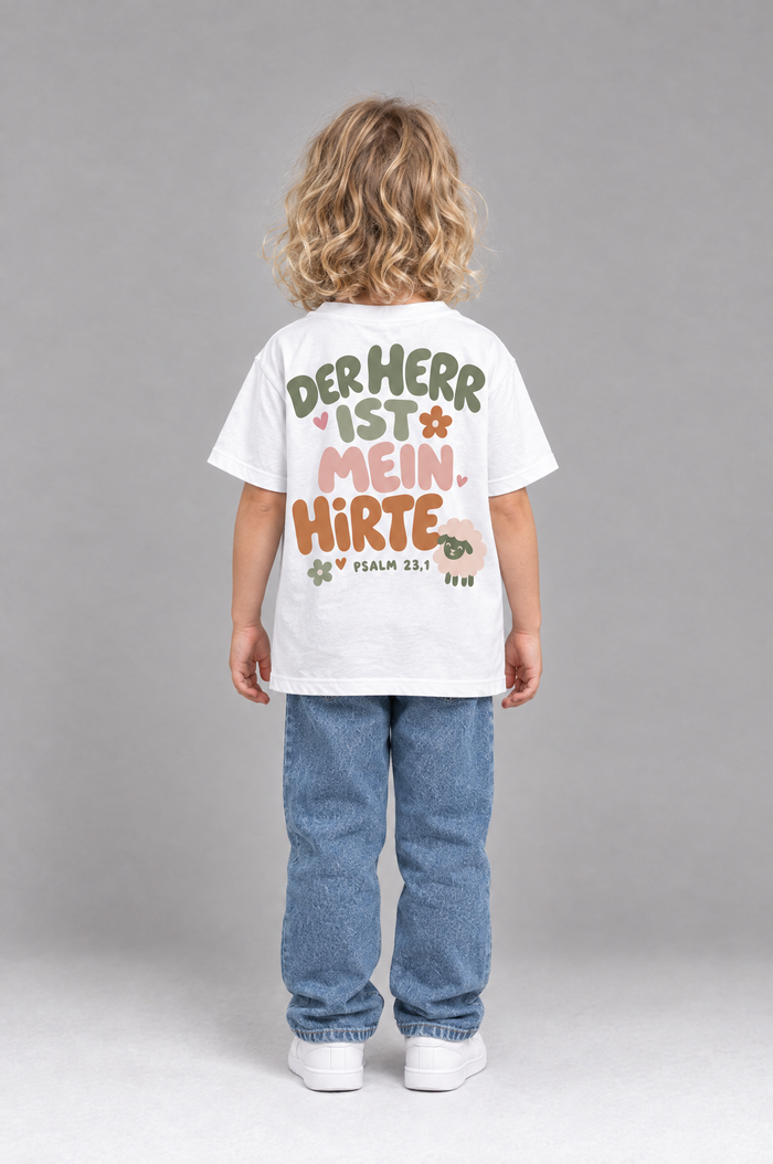 Kind trägt das weiße Kinder T-Shirt „Der Herr ist mein Hirte“ von Little Faith