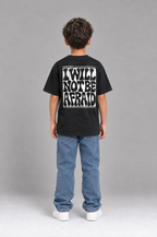 Kind trägt das schwarze Kinder T-Shirt „I will not be afraid“ von Little Faith